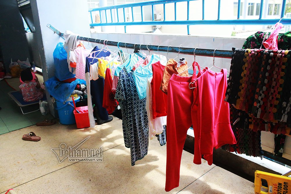 Giường là hành lang, mâm cơm nền nhà, thắt ruột nghe cháu rên la