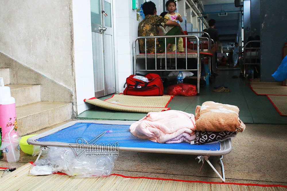 Giường là hành lang, mâm cơm nền nhà, thắt ruột nghe cháu rên la