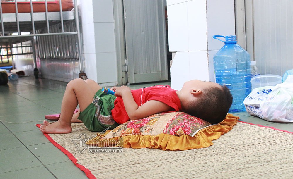 Giường là hành lang, mâm cơm nền nhà, thắt ruột nghe cháu rên la