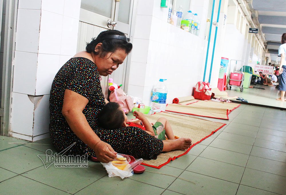 Giường là hành lang, mâm cơm nền nhà, thắt ruột nghe cháu rên la