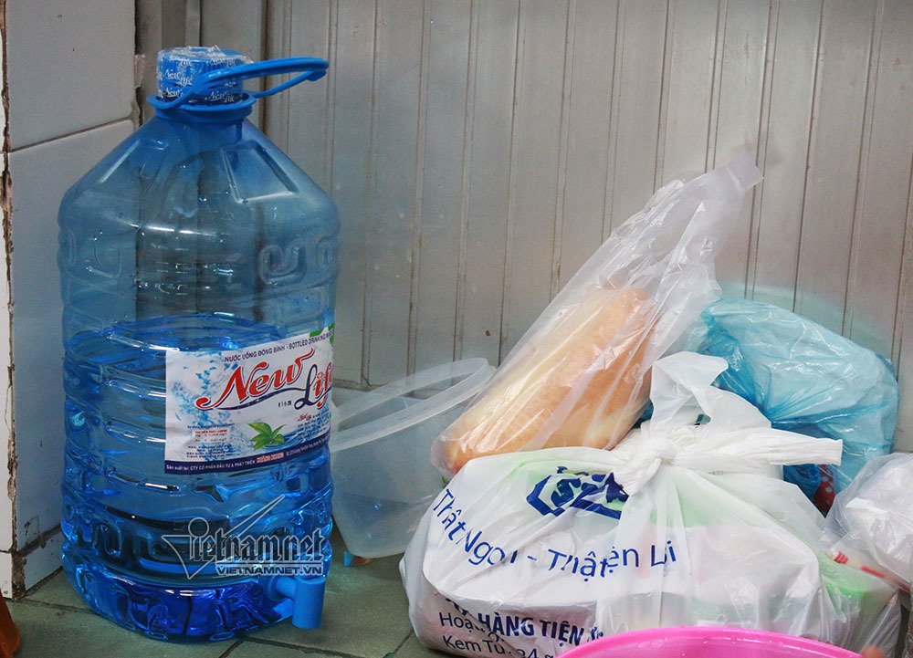 Giường là hành lang, mâm cơm nền nhà, thắt ruột nghe cháu rên la