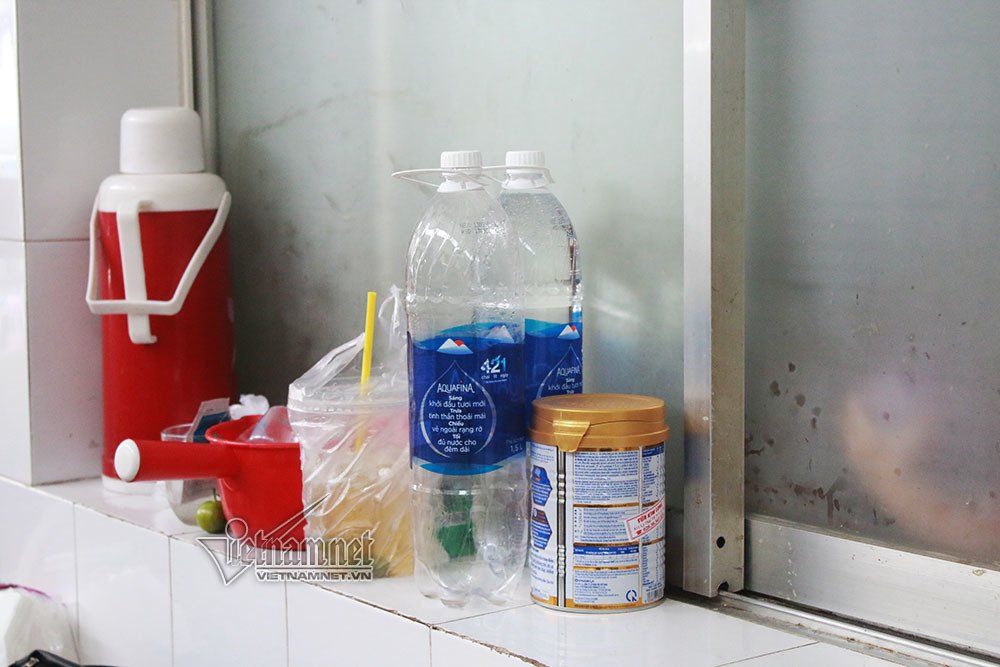 Giường là hành lang, mâm cơm nền nhà, thắt ruột nghe cháu rên la