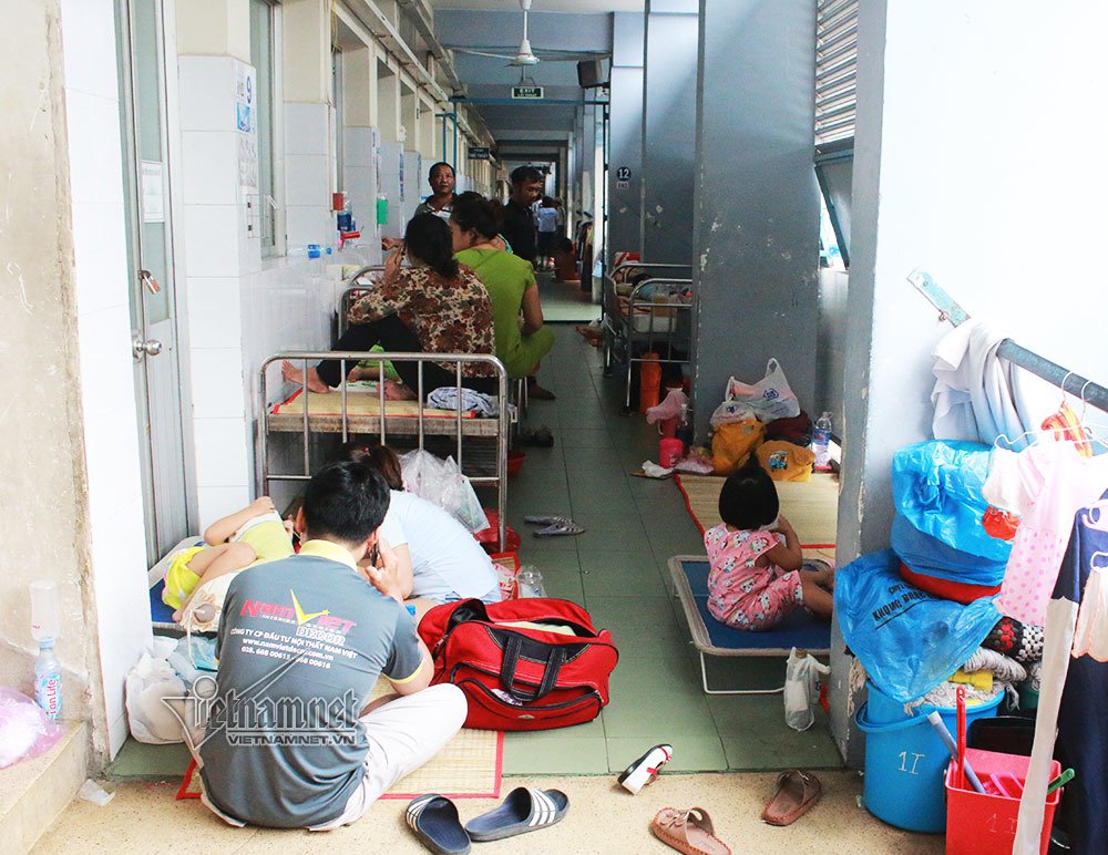 Giường là hành lang, mâm cơm nền nhà, thắt ruột nghe cháu rên la