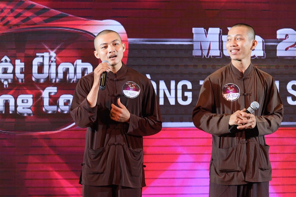 Trưởng CA xã ra giá 300 triệu làm CMND cho hiện tượng The Voice Kids 2014 và hai sư thầy: Tôi nói vậy để người dân không làm phiền nữa!