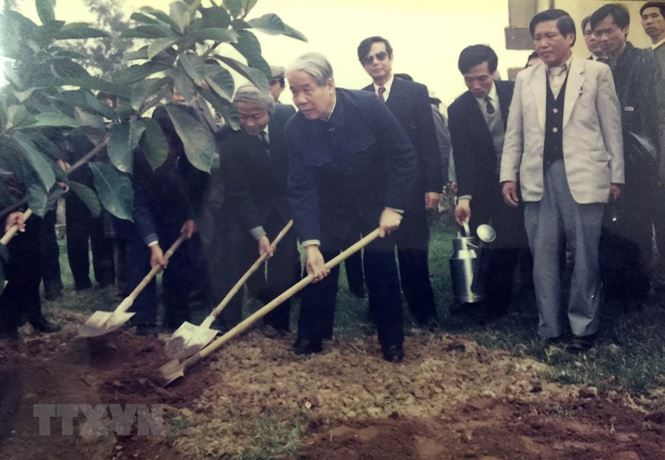 Hình ảnh nguyên Tổng Bí thư Đỗ Mười với quê hương Đông Mỹ