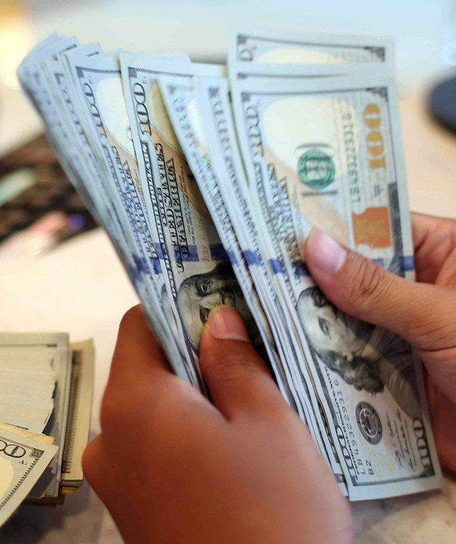 Giá USD trong và ngoài ngân hàng tăng giảm trái chiều