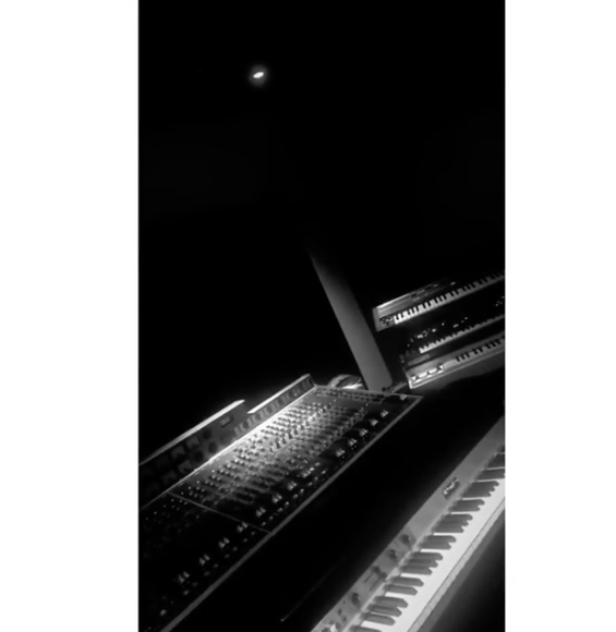 Tuyên bố tạm ngừng hát mới được nửa tháng, Ariana Grande đã rục rịch ra album mới