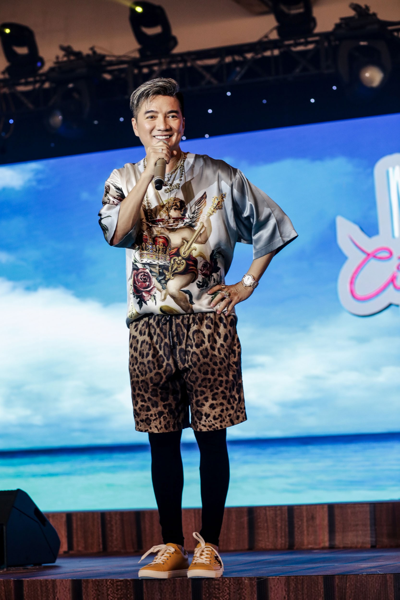 Đàm Vĩnh Hưng lừa tiền bạn bè ngay trong ngày sinh nhật để đi làm từ thiện