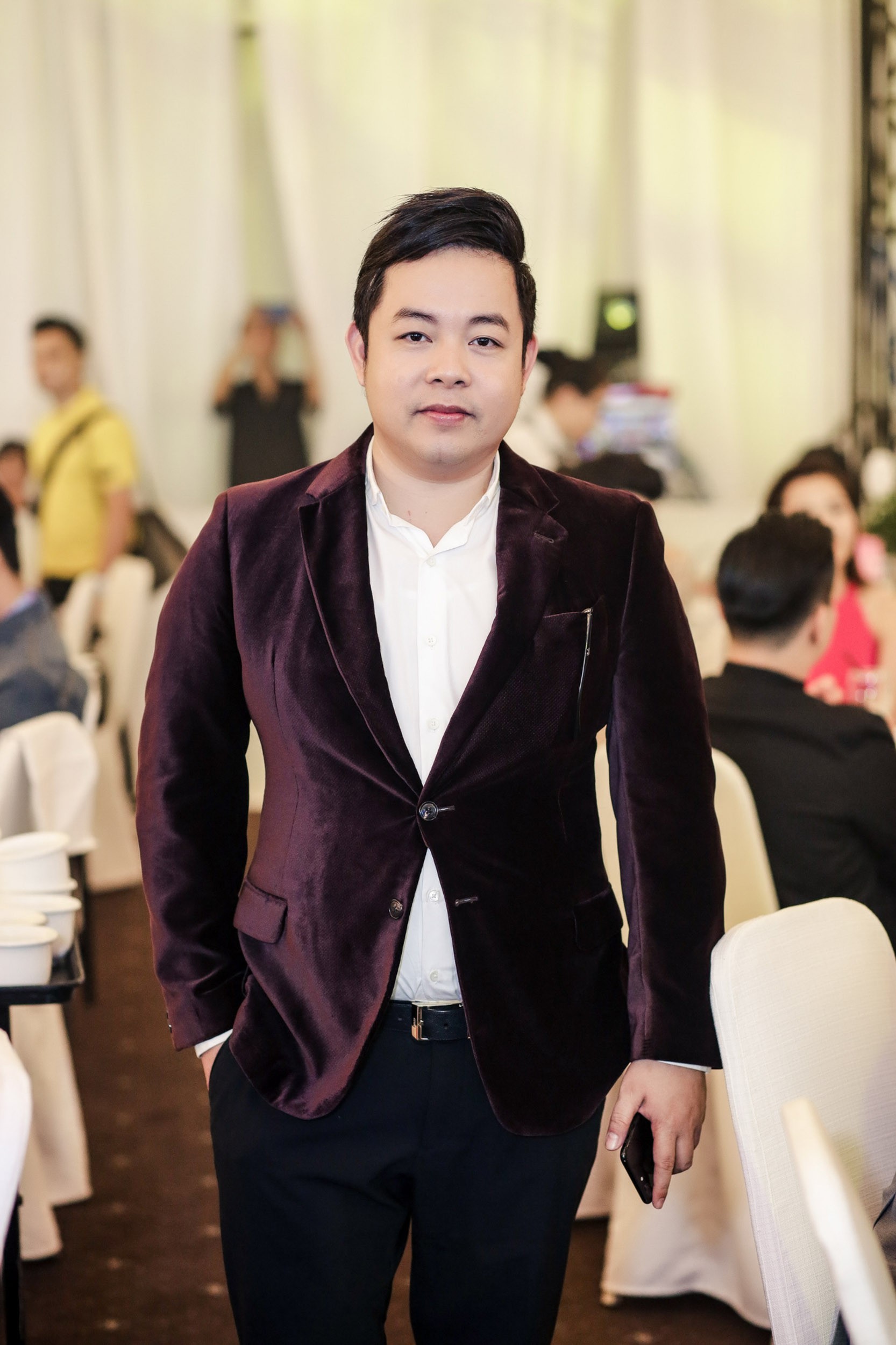 Đàm Vĩnh Hưng lừa tiền bạn bè ngay trong ngày sinh nhật để đi làm từ thiện