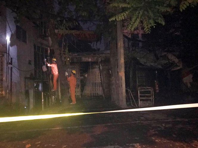 Hà Nội: Dãy ki-ốt bốc cháy dữ dội vào rạng sáng