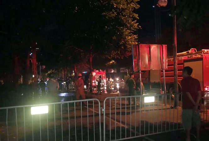 Hà Nội: Dãy ki-ốt bốc cháy dữ dội vào rạng sáng