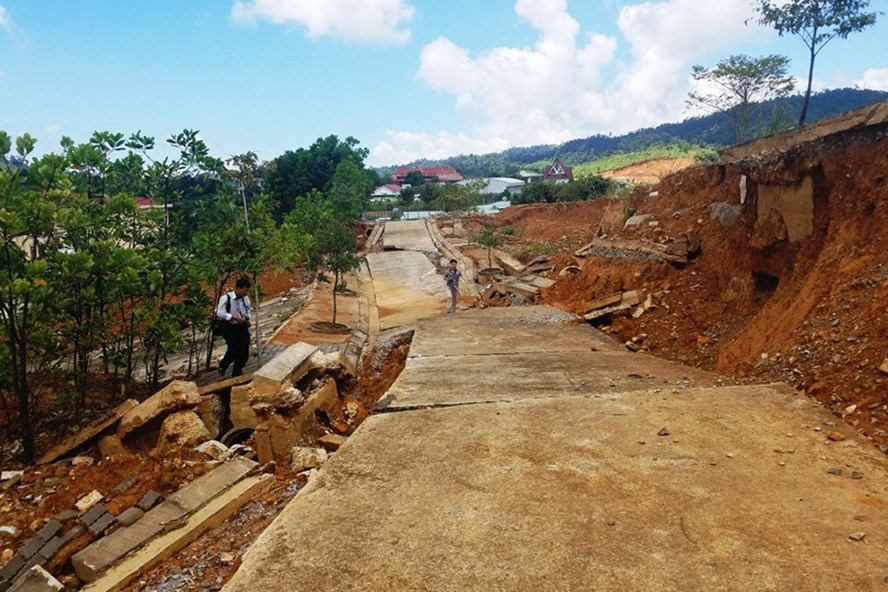 Tan nát tuyến đường trong dự án 1.400 tỉ đồng