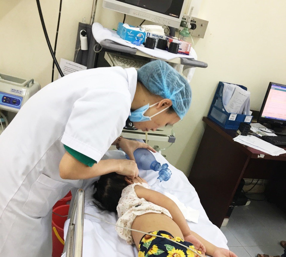 Bé 3 tuổi nuốt logo quần, tím tái vì ngạt thở