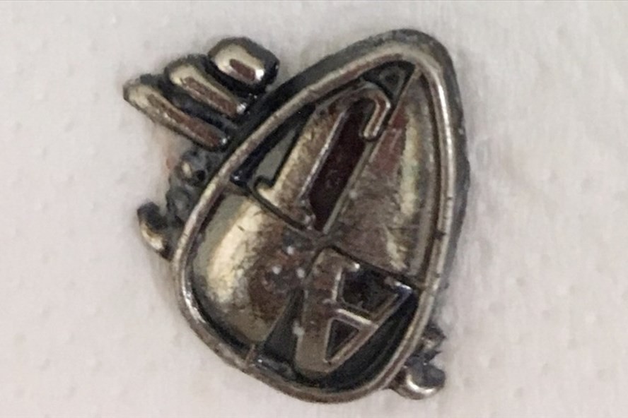 Bé 3 tuổi nuốt logo quần, tím tái vì ngạt thở