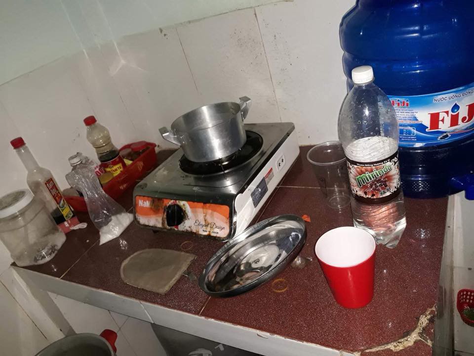 Bạn cùng phòng bóc mẽ cô gái ra ngoài son phấn lồng lộn, về nhà để phòng siêu bẩn, nhà tắm nổi mốc meo ai nhìn cũng hãi