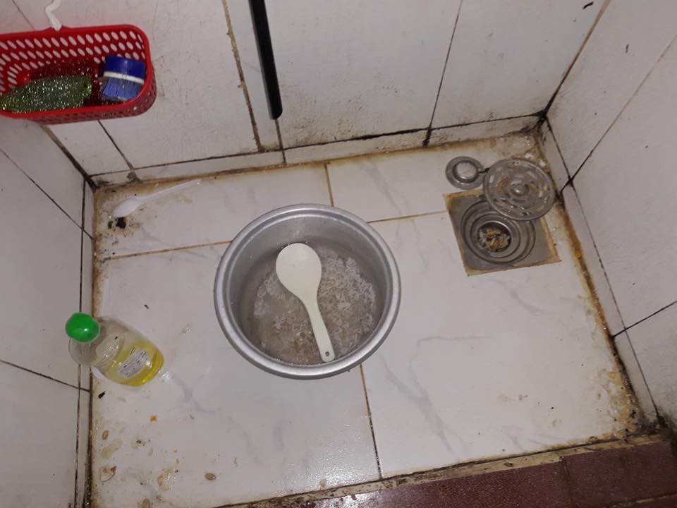 Bạn cùng phòng bóc mẽ cô gái ra ngoài son phấn lồng lộn, về nhà để phòng siêu bẩn, nhà tắm nổi mốc meo ai nhìn cũng hãi