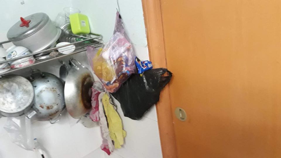 Bạn cùng phòng bóc mẽ cô gái ra ngoài son phấn lồng lộn, về nhà để phòng siêu bẩn, nhà tắm nổi mốc meo ai nhìn cũng hãi