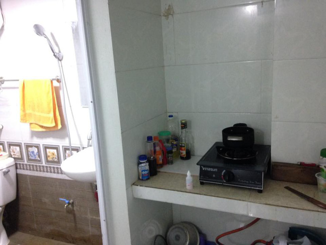 Bạn cùng phòng bóc mẽ cô gái ra ngoài son phấn lồng lộn, về nhà để phòng siêu bẩn, nhà tắm nổi mốc meo ai nhìn cũng hãi