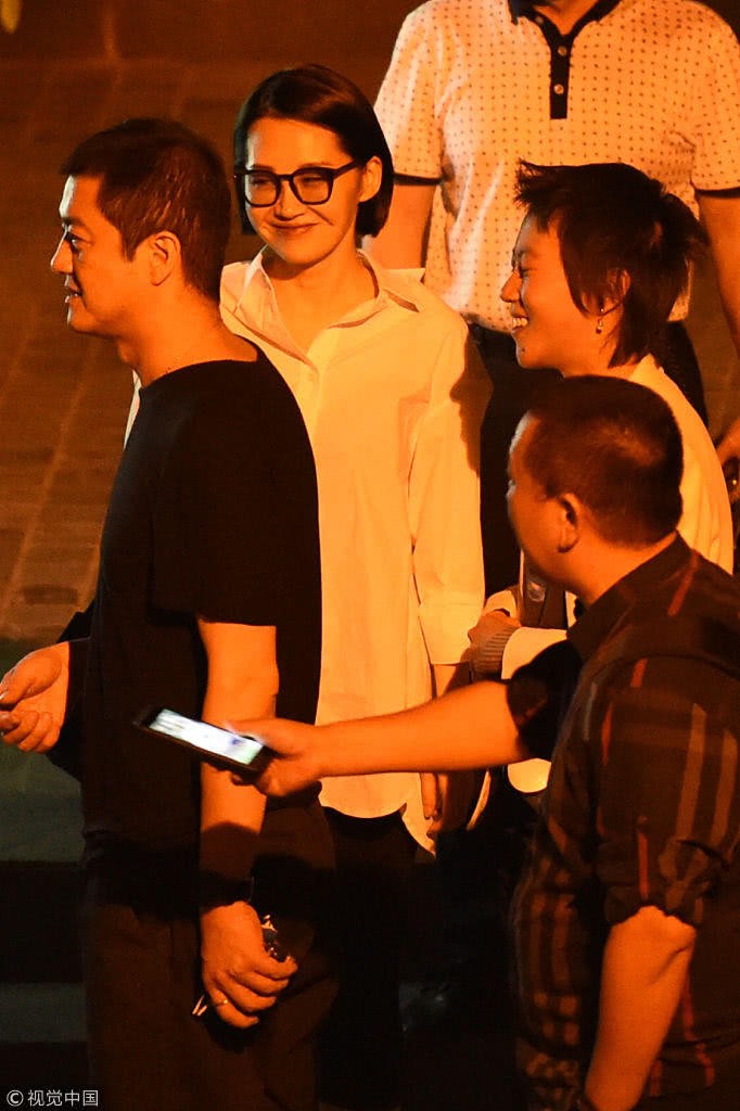 Hết bị đồn cặp kè với đàn em Bành Vu Yến, Thánh cô Hứa Tình lộ ảnh hẹn hò Lệnh Hồ Xung Lý Á Bằng?