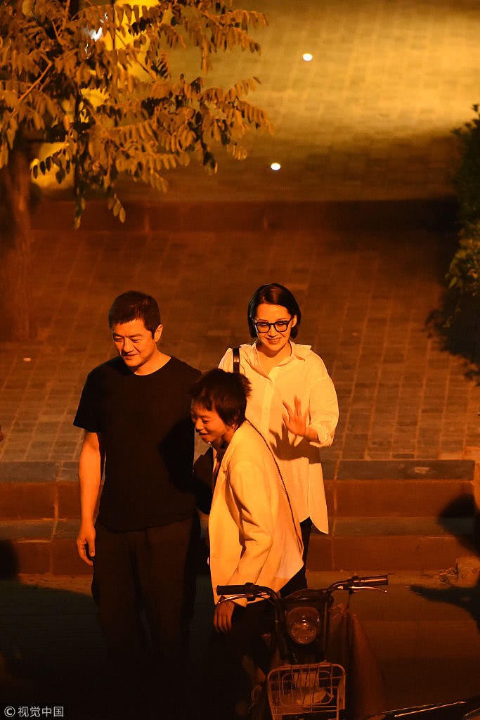 Hết bị đồn cặp kè với đàn em Bành Vu Yến, Thánh cô Hứa Tình lộ ảnh hẹn hò Lệnh Hồ Xung Lý Á Bằng?