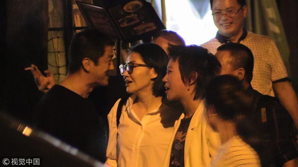 Hết bị đồn cặp kè với đàn em Bành Vu Yến, Thánh cô Hứa Tình lộ ảnh hẹn hò Lệnh Hồ Xung Lý Á Bằng?