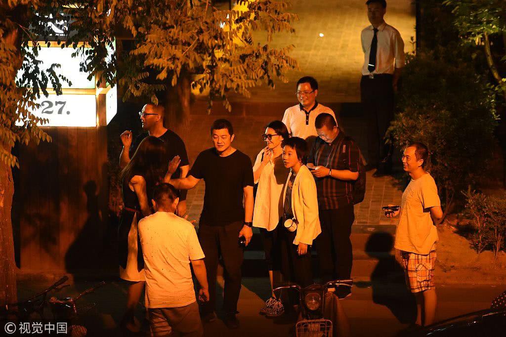 Hết bị đồn cặp kè với đàn em Bành Vu Yến, Thánh cô Hứa Tình lộ ảnh hẹn hò Lệnh Hồ Xung Lý Á Bằng?