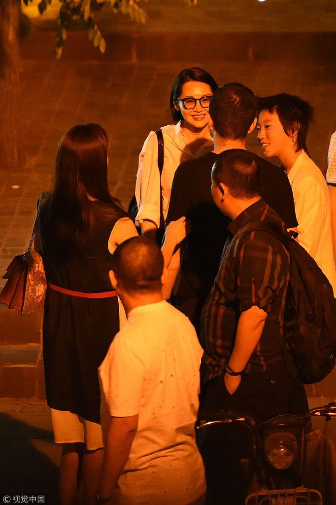 Hết bị đồn cặp kè với đàn em Bành Vu Yến, Thánh cô Hứa Tình lộ ảnh hẹn hò Lệnh Hồ Xung Lý Á Bằng?