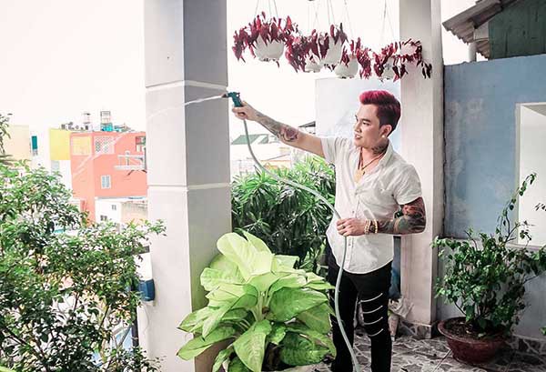 Cuộc sống giàu có ở tuổi 37 của ca sĩ hội chợ Lâm Chấn Huy