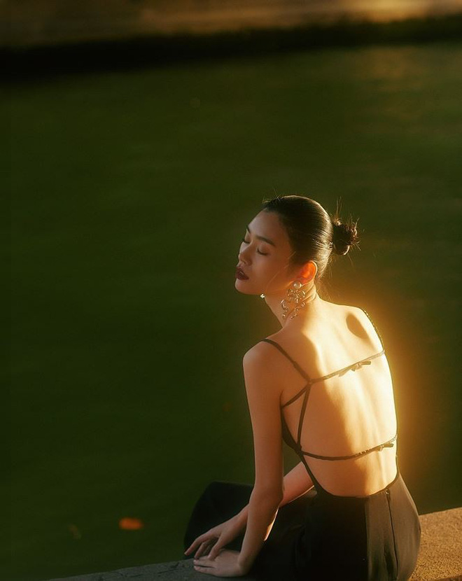 Siêu mẫu Victoria’s Secret gốc Hoa khoe lưng trần quyến rũ ở Paris