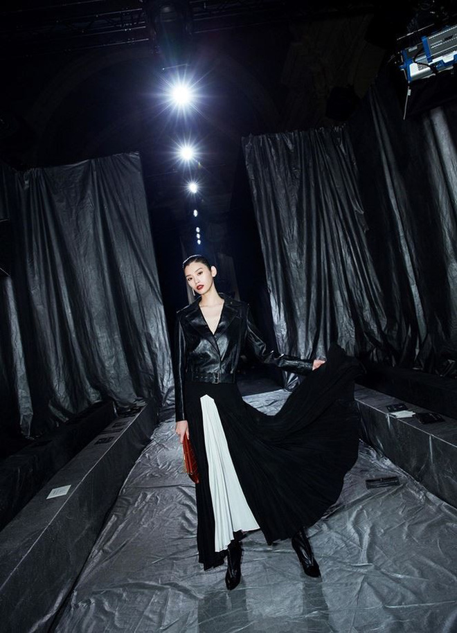 Siêu mẫu Victoria’s Secret gốc Hoa khoe lưng trần quyến rũ ở Paris