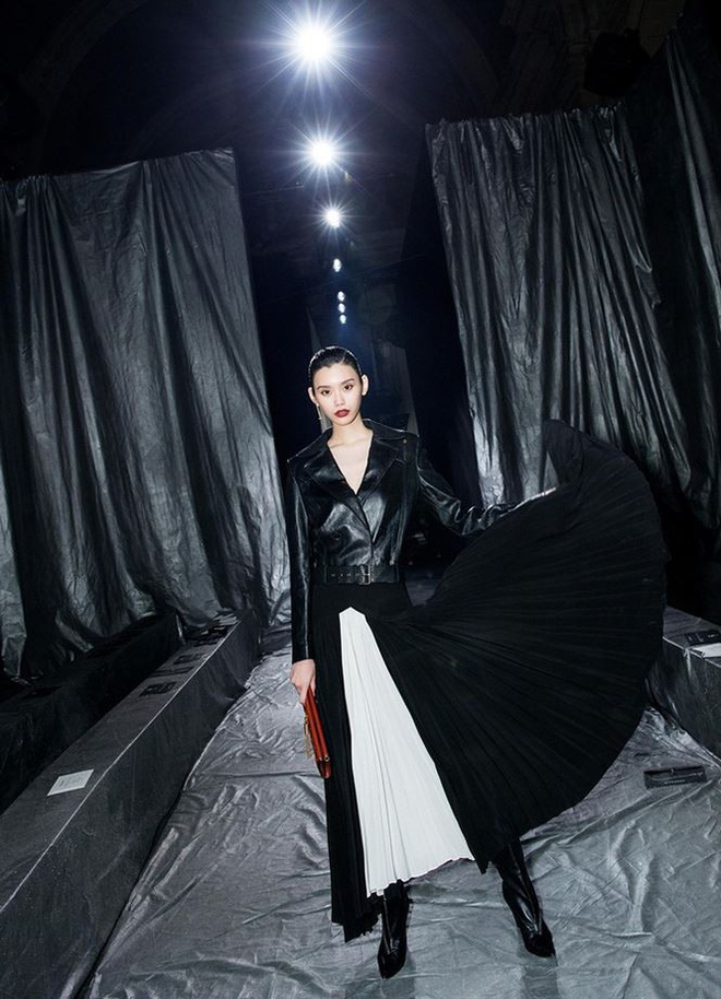 Siêu mẫu Victoria’s Secret gốc Hoa khoe lưng trần quyến rũ ở Paris Siêu mẫu Victoria’s Secret gốc Hoa khoe lưng trần quyến rũ ở Paris