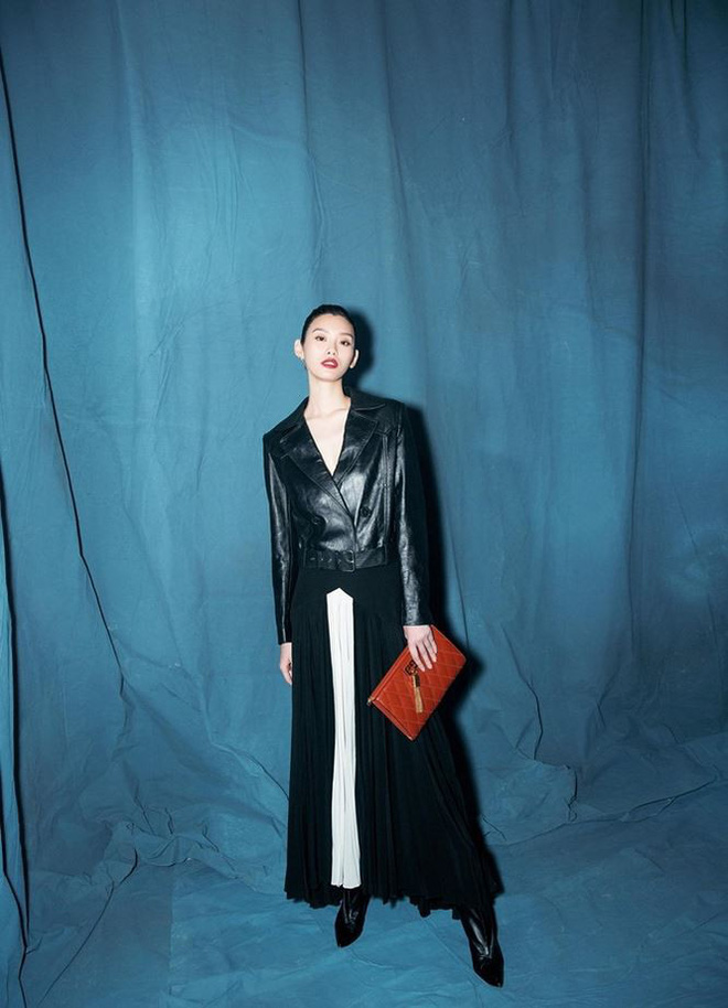 Siêu mẫu Victoria’s Secret gốc Hoa khoe lưng trần quyến rũ ở Paris