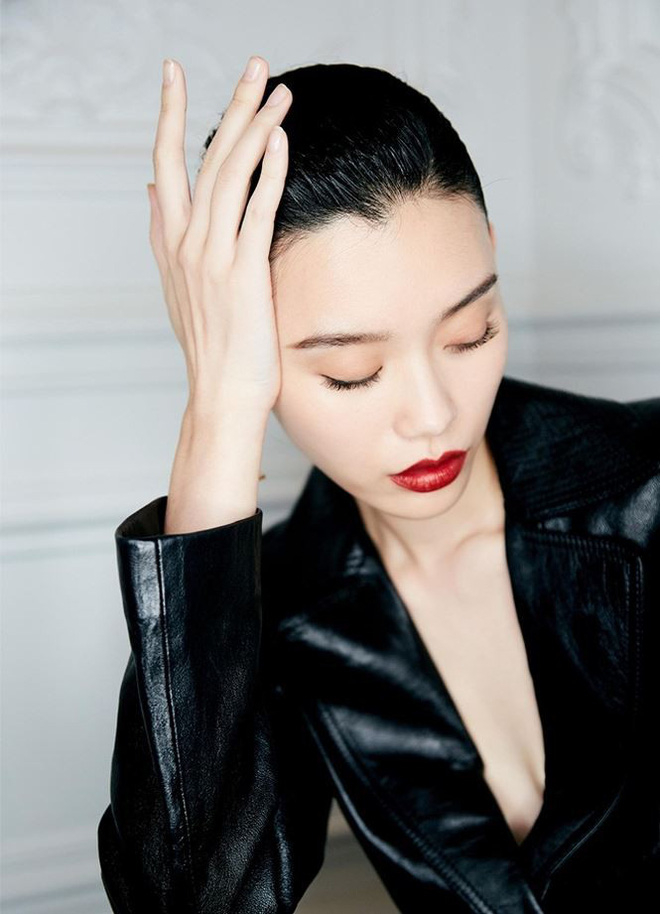 Siêu mẫu Victoria’s Secret gốc Hoa khoe lưng trần quyến rũ ở Paris Siêu mẫu Victoria’s Secret gốc Hoa khoe lưng trần quyến rũ ở Paris