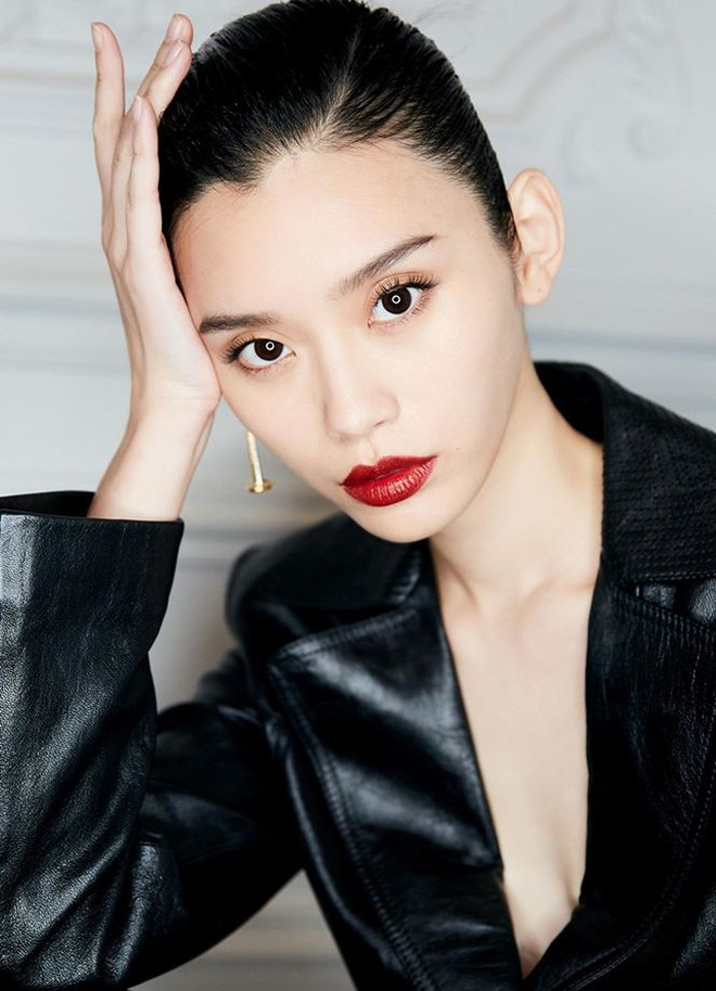 Siêu mẫu Victoria’s Secret gốc Hoa khoe lưng trần quyến rũ ở Paris Siêu mẫu Victoria’s Secret gốc Hoa khoe lưng trần quyến rũ ở Paris