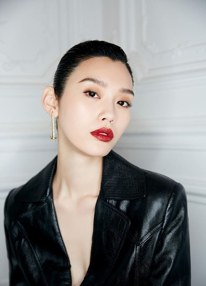 Siêu mẫu Victoria’s Secret gốc Hoa khoe lưng trần quyến rũ ở Paris Siêu mẫu Victoria’s Secret gốc Hoa khoe lưng trần quyến rũ ở Paris