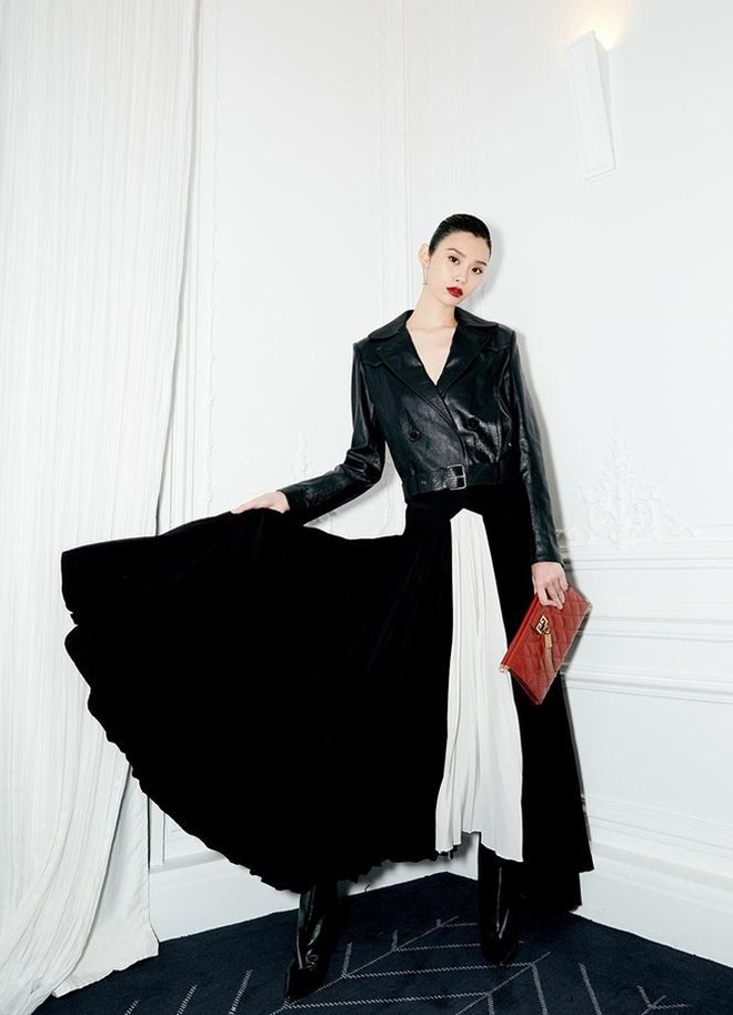 Siêu mẫu Victoria’s Secret gốc Hoa khoe lưng trần quyến rũ ở Paris