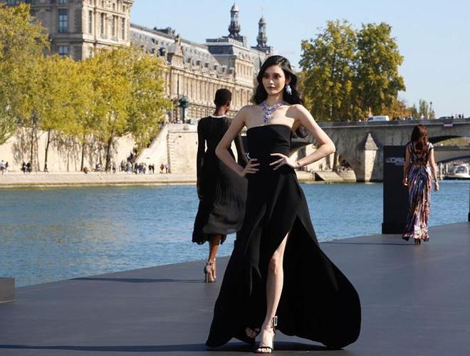 Siêu mẫu Victoria’s Secret gốc Hoa khoe lưng trần quyến rũ ở Paris