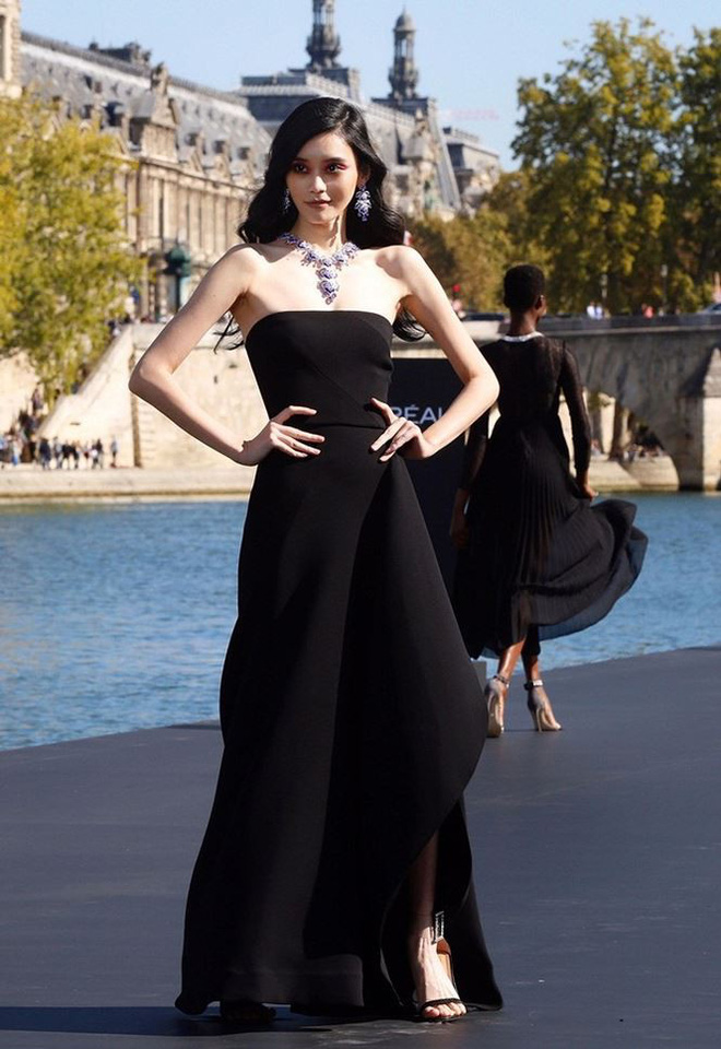 Siêu mẫu Victoria’s Secret gốc Hoa khoe lưng trần quyến rũ ở Paris Siêu mẫu Victoria’s Secret gốc Hoa khoe lưng trần quyến rũ ở Paris