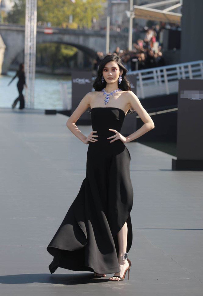 Siêu mẫu Victoria’s Secret gốc Hoa khoe lưng trần quyến rũ ở Paris Siêu mẫu Victoria’s Secret gốc Hoa khoe lưng trần quyến rũ ở Paris