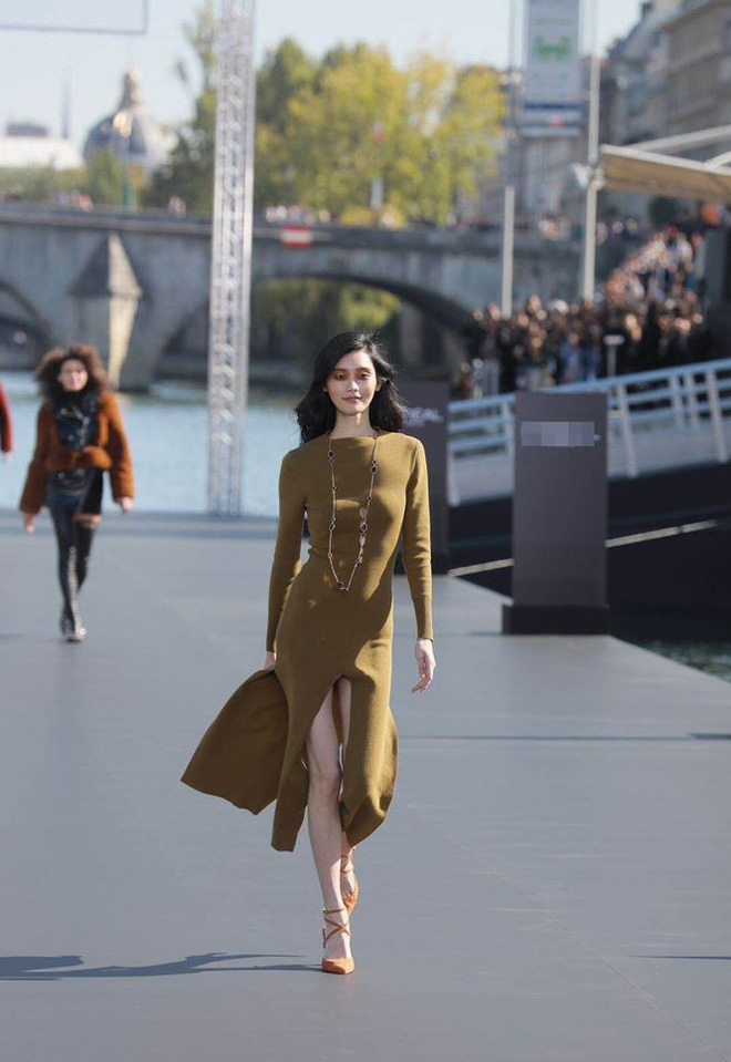 Siêu mẫu Victoria’s Secret gốc Hoa khoe lưng trần quyến rũ ở Paris Siêu mẫu Victoria’s Secret gốc Hoa khoe lưng trần quyến rũ ở Paris