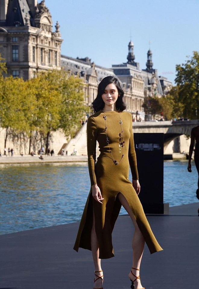 Siêu mẫu Victoria’s Secret gốc Hoa khoe lưng trần quyến rũ ở Paris Siêu mẫu Victoria’s Secret gốc Hoa khoe lưng trần quyến rũ ở Paris