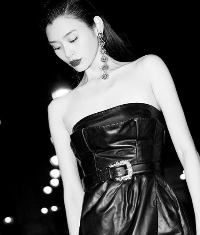 Siêu mẫu Victoria’s Secret gốc Hoa khoe lưng trần quyến rũ ở Paris Siêu mẫu Victoria’s Secret gốc Hoa khoe lưng trần quyến rũ ở Paris