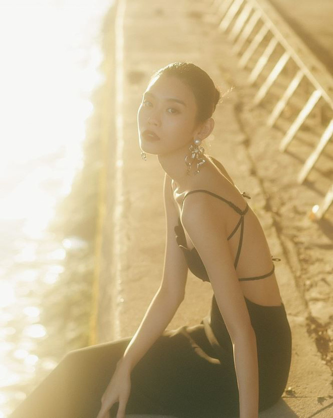 Siêu mẫu Victoria’s Secret gốc Hoa khoe lưng trần quyến rũ ở Paris