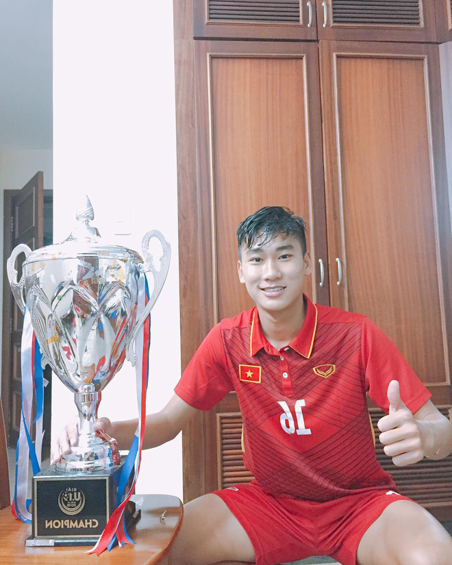 Thêm một hot boy sân cỏ được phát hiện: 18 tuổi cao 1m81, từng là Vua phá lưới U17 Thêm một hot boy sân cỏ được phát hiện: 18 tuổi cao 1m81, từng là Vua phá lưới U17