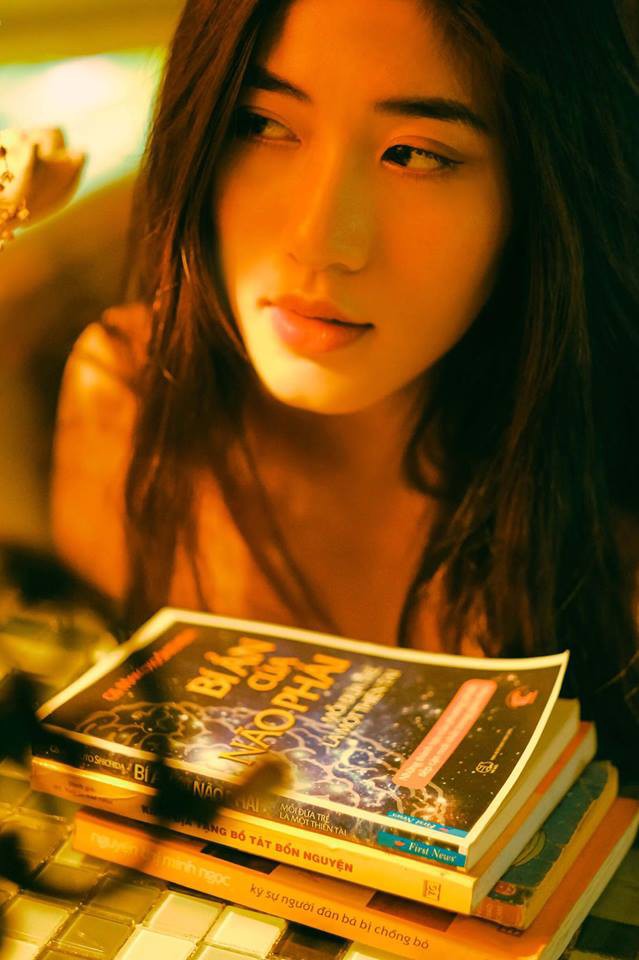 Bộ ảnh tuổi 19 của Thuỳ Linh: Xinh đẹp và dịu dàng đúng kiểu uống nhầm ánh mắt, cơn say theo cả đời