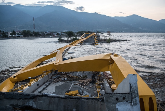 Những hình ảnh không thể tin nổi trước và sau thảm họa kép tại Indonesia