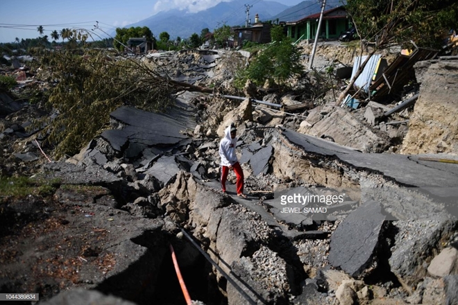 Những hình ảnh không thể tin nổi trước và sau thảm họa kép tại Indonesia