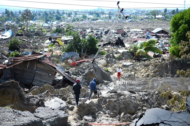 Những hình ảnh không thể tin nổi trước và sau thảm họa kép tại Indonesia