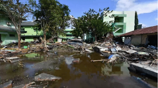 Những hình ảnh không thể tin nổi trước và sau thảm họa kép tại Indonesia