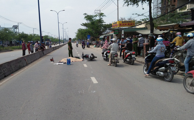 Dân truy đuổi chặn xe tải cán qua người đàn ông tử vong ở Sài Gòn